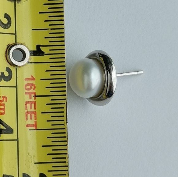 White cultured pearl stud earrings in Sterling Silver 8mm - Picture 6 of 11